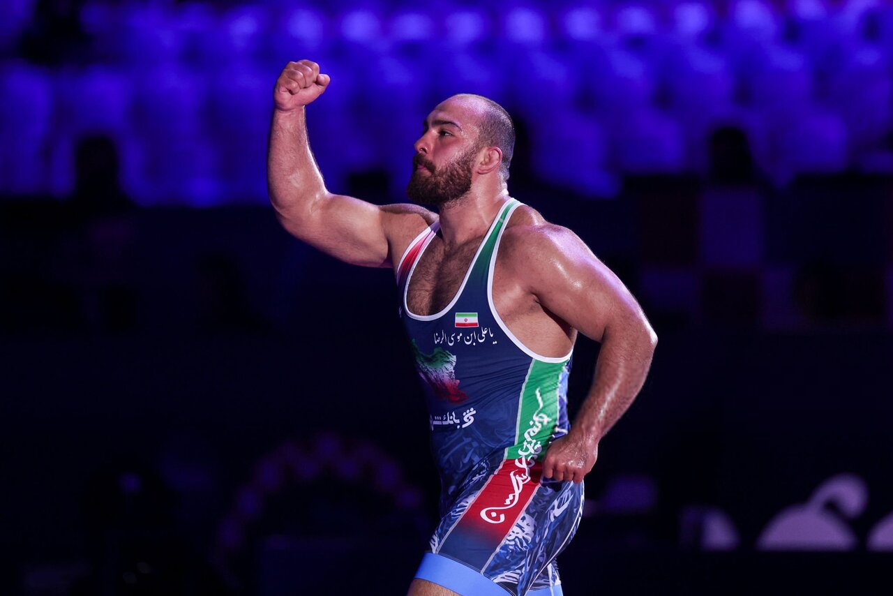 عکس | سلام نظامی امیرحسین زارع مقابل پرچم و روی سکو