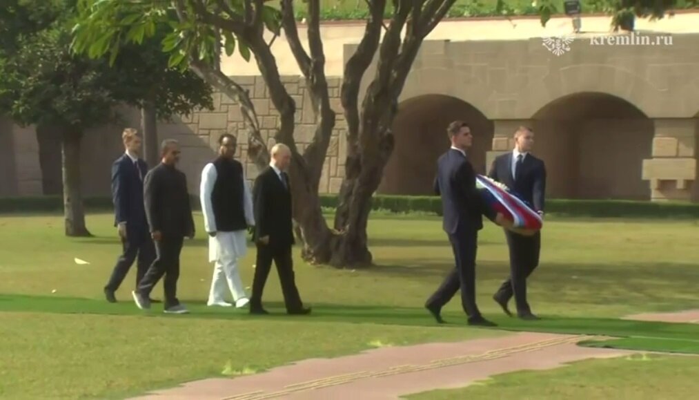 ببینید | ادای احترام پوتین به بنای یادبود گاندی، رهبر مبارز هند ببینید | ادای احترام پوتین به بنای یادبود گاندی، رهبر مبارز هند