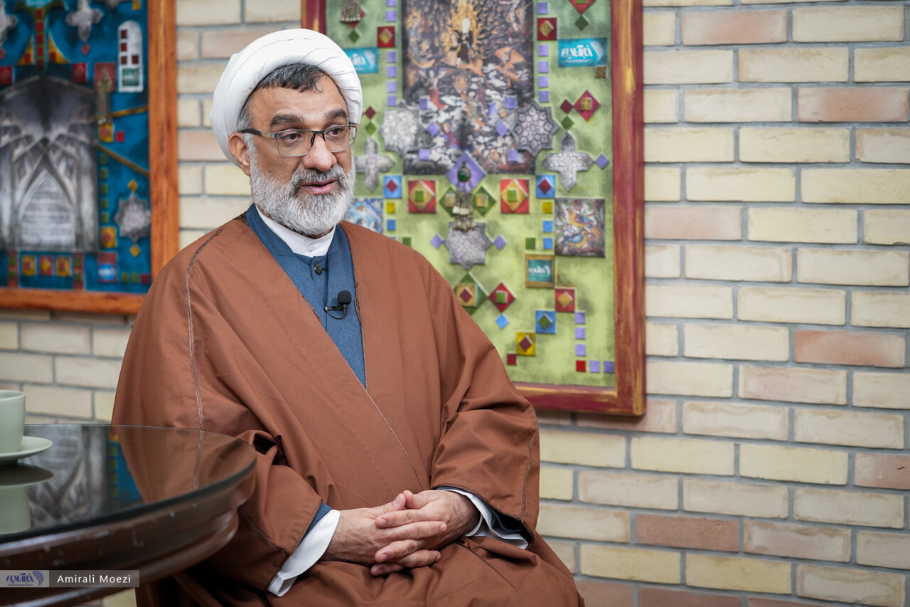 دبیر شورای عالی انقلاب فرهنگی: گاهی اوقات برخی جوانان می‌گویند به کافی شاپ برویم و قهوه ای مهمان ما باش